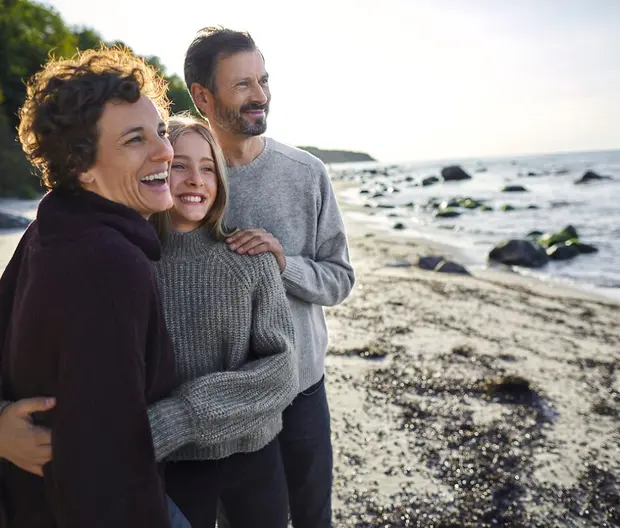 Familie am Strand - Warum Investieren wichtig ist