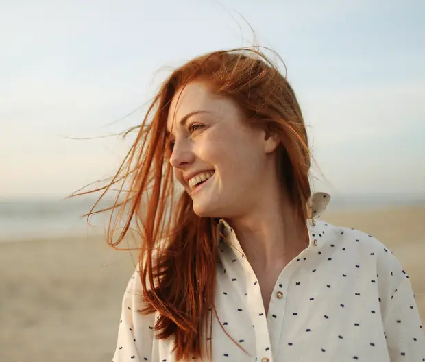 Ragazza guarda l'orizzonte mentre è al mare