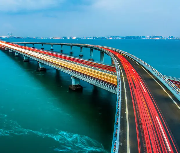 magazine 2026 - immagine di un ponte con luci delle auto 