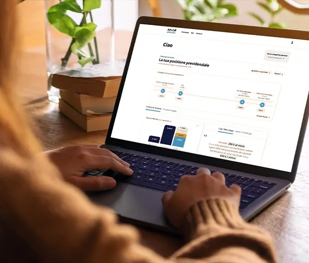 header pagina pensonext- mockup di un pc con la pagina della piattaforma