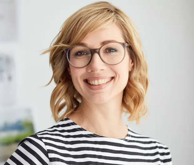 Altersvorsorge - Portrait junge Frau Mitte 30