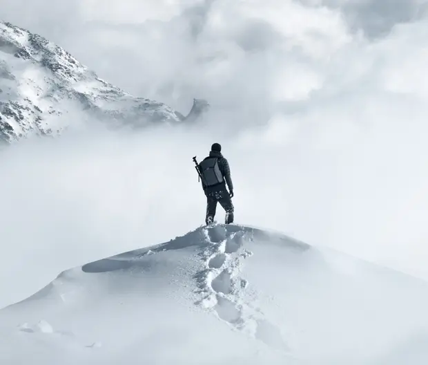esploratore su vetta montagna innevata