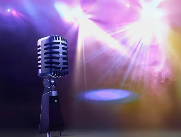 Un microphone dans une pièce très éclairée