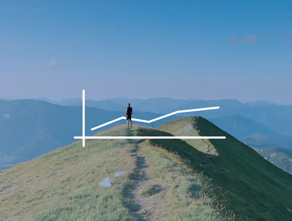 immagine di unomo sulla cima di una montaglia con illustrazione di un grafico bianco