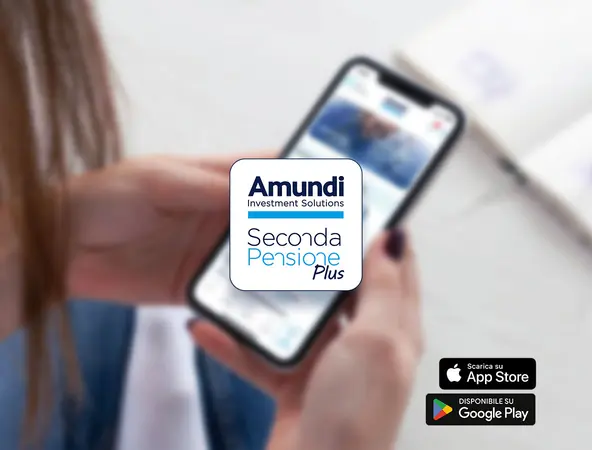 Dettaglio smartphone tra le mani di una ragazza che mostra l'app secondapensione plus