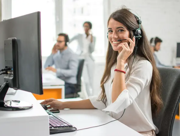 Une femme à son bureau avec un casque