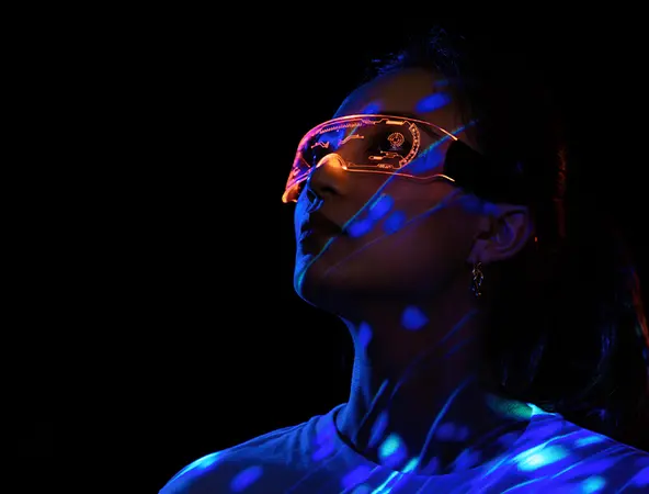 ragazza su sfondo nero con visiera intelligenza artificiale