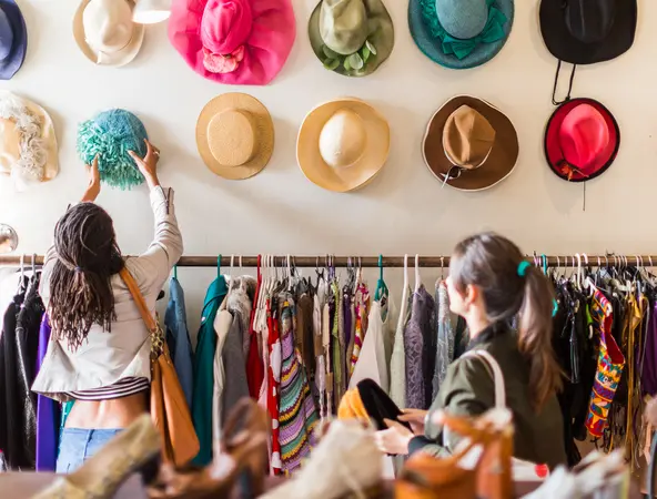 Un magasin avec des chapeaux et des chemises, deux clientes regardent les chapeaux