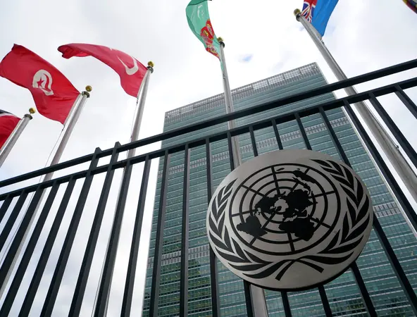 Le siège de l'ONU à travers la grille