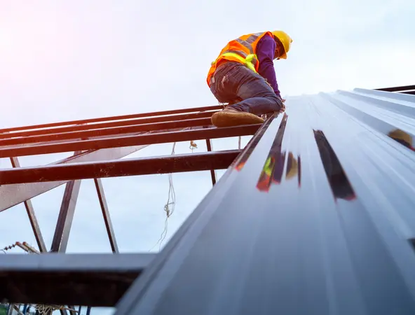 Un homme qui construit un toit