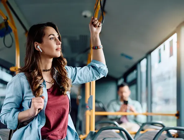 Un femme dans un bus