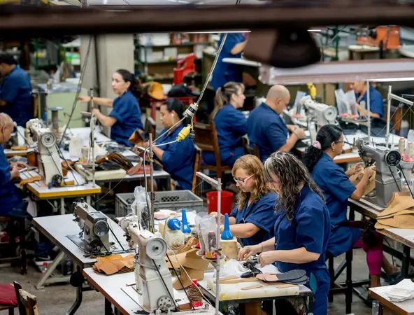 Une usine de textile avec des employés qui travaillent