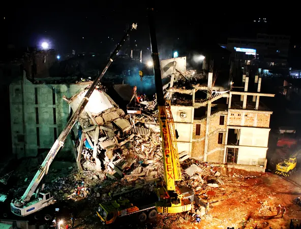Le Rana Plaza au Bangladesh en 2013 suivant son effondrement
