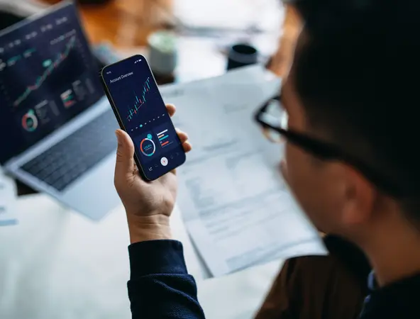 Un ordinateur et un téléphone avec des statistiques financières