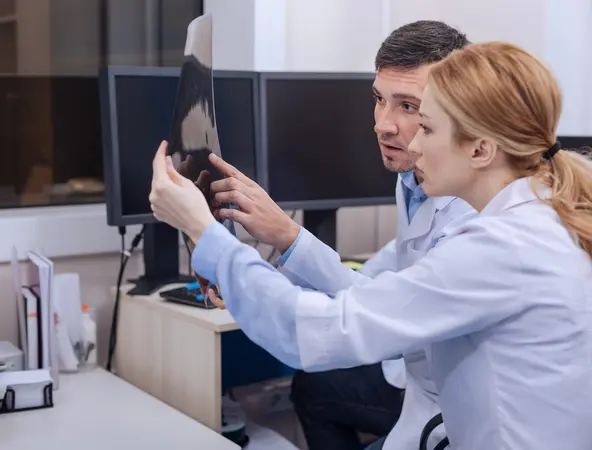 Deux docteurs lisent une radiologie