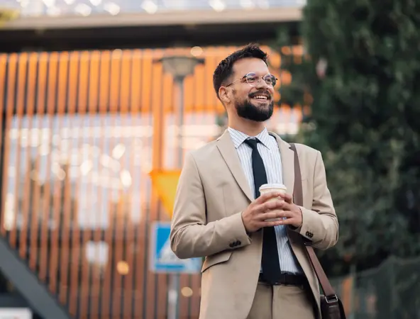 Un homme en costume tient un café