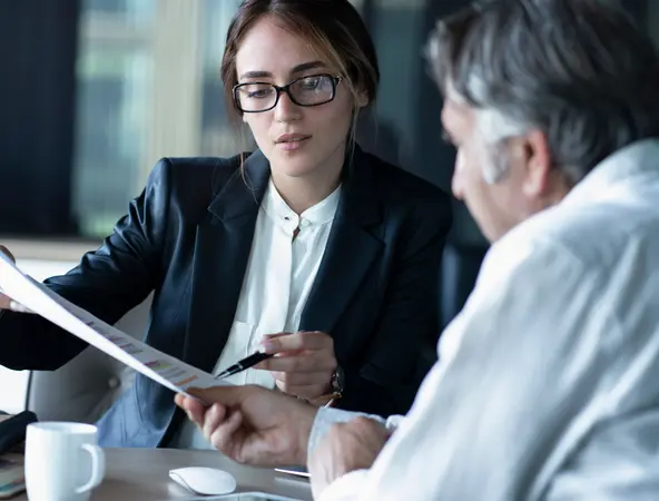 Une femme conseille son client