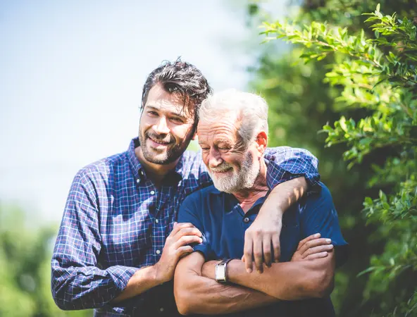Un homme enlace son père