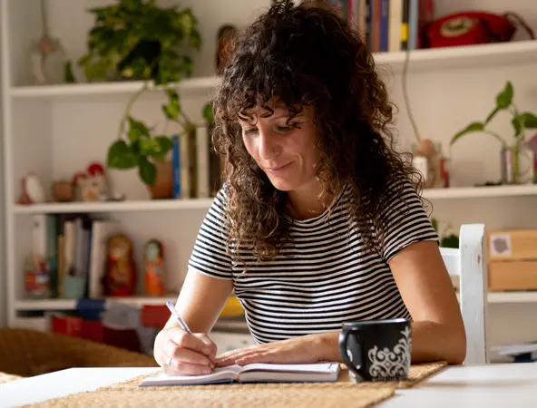 Une femme écrit dans un cahier
