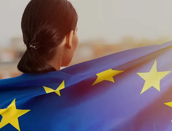 header è tempo dell'europa foto di una ragazza di spalle con bandiera europea