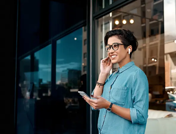 Junge Frau am Mobiltelefon - Investmentsparen