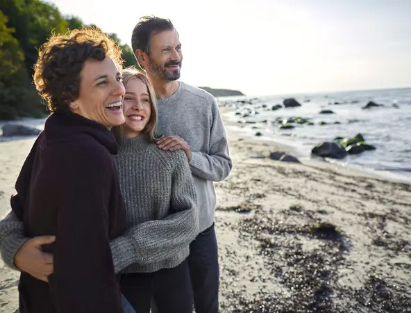 Familie am Strand - Warum Investieren wichtig ist