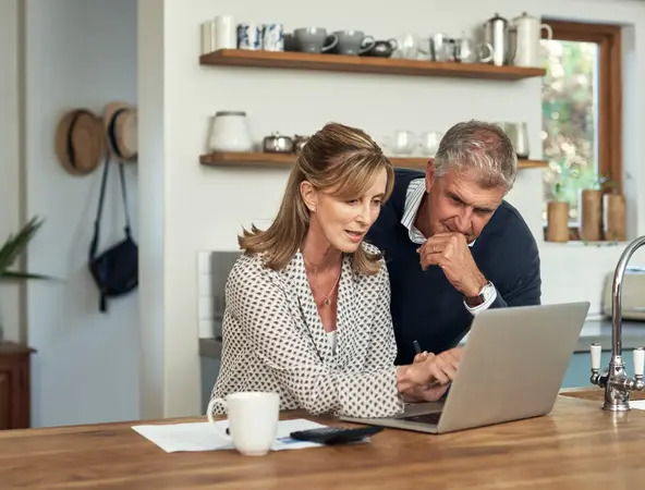 Coppia che guarda al computer