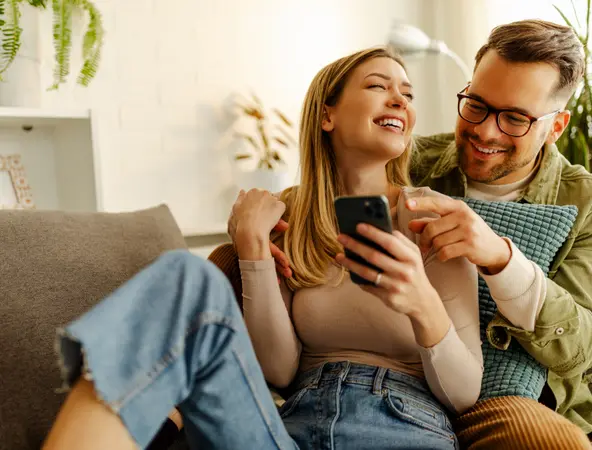 ragazzi sorridenti seduti sul divano