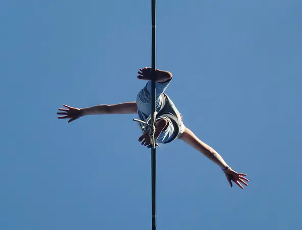 funambolo in equilibrio su una corda