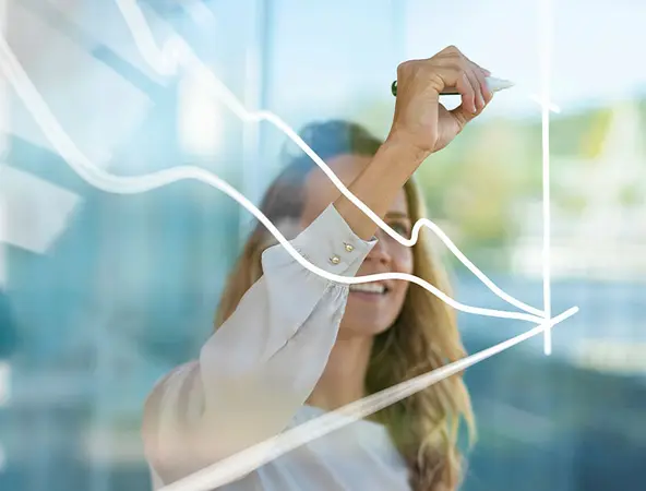 ragazza disegna grafico su lavagna trasparente