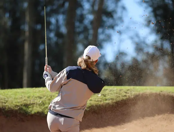 Alexanra Försterling beim Abschlag im Bunker - Amundi Golf Sports Sponsoring