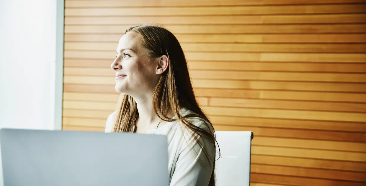 Asset manager working at a desk in Amundi offices, focused on financial analysis.