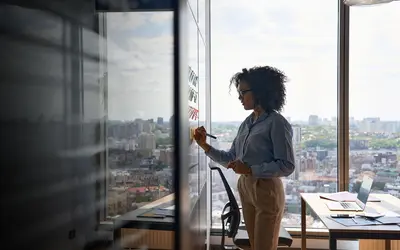 ey-african-american-ceo-writing-on-sticky-notes-in-office-whiteboard.jpg.rendition.3840.2560_0.jpg