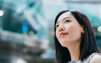 Asian woman with laptop working at Amundi 
