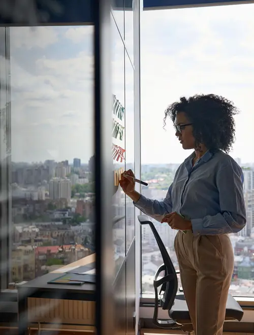 ey-african-american-ceo-writing-on-sticky-notes-in-office-whiteboard.jpg.rendition.3840.2560_0.jpg