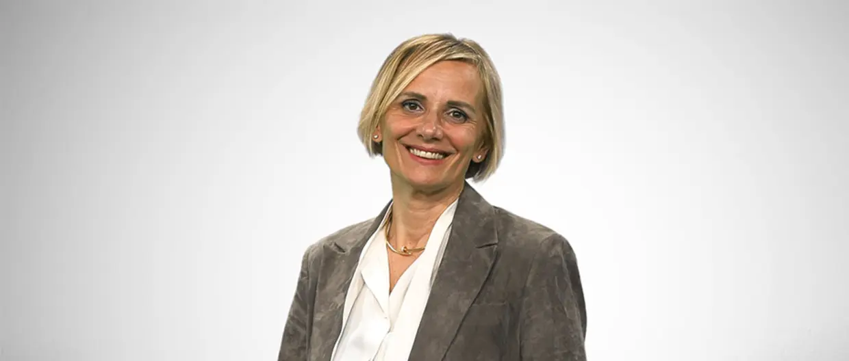 Header Market review maggio 2025 immagine donna sorridente su sfondo grigio