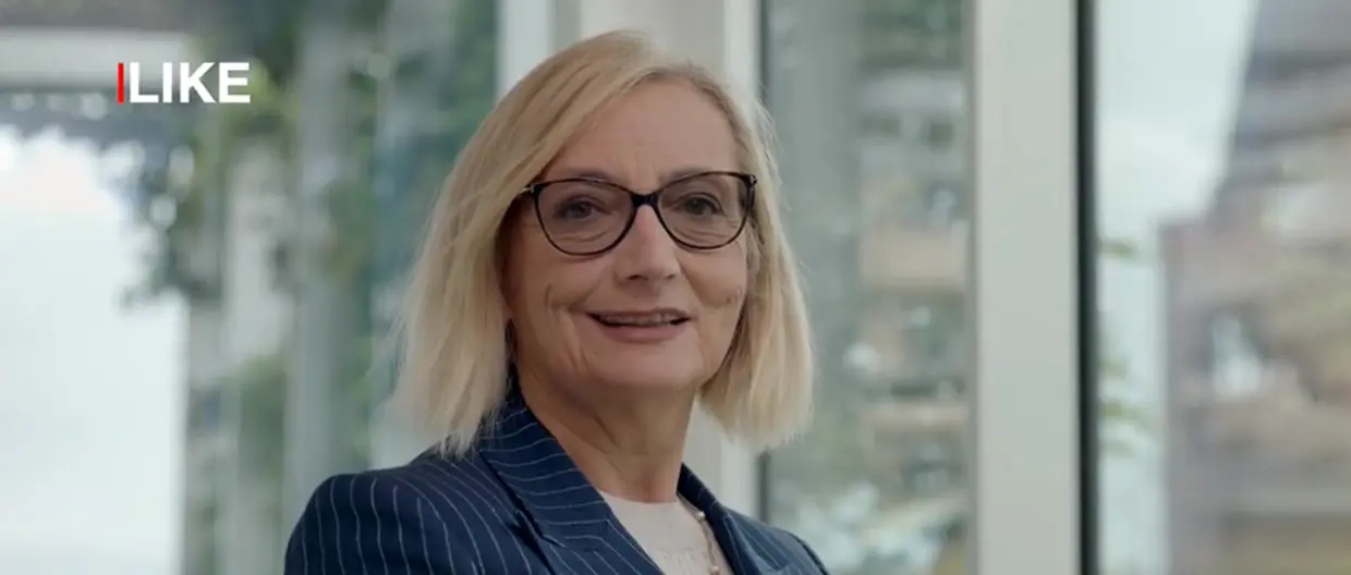 header puntata solditv di la7 con Cinzia Tagliabue. foto sorridente in posa