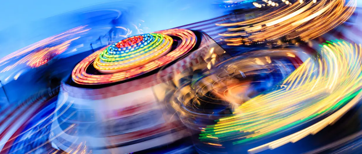 immagine con giostre che girano illuminate