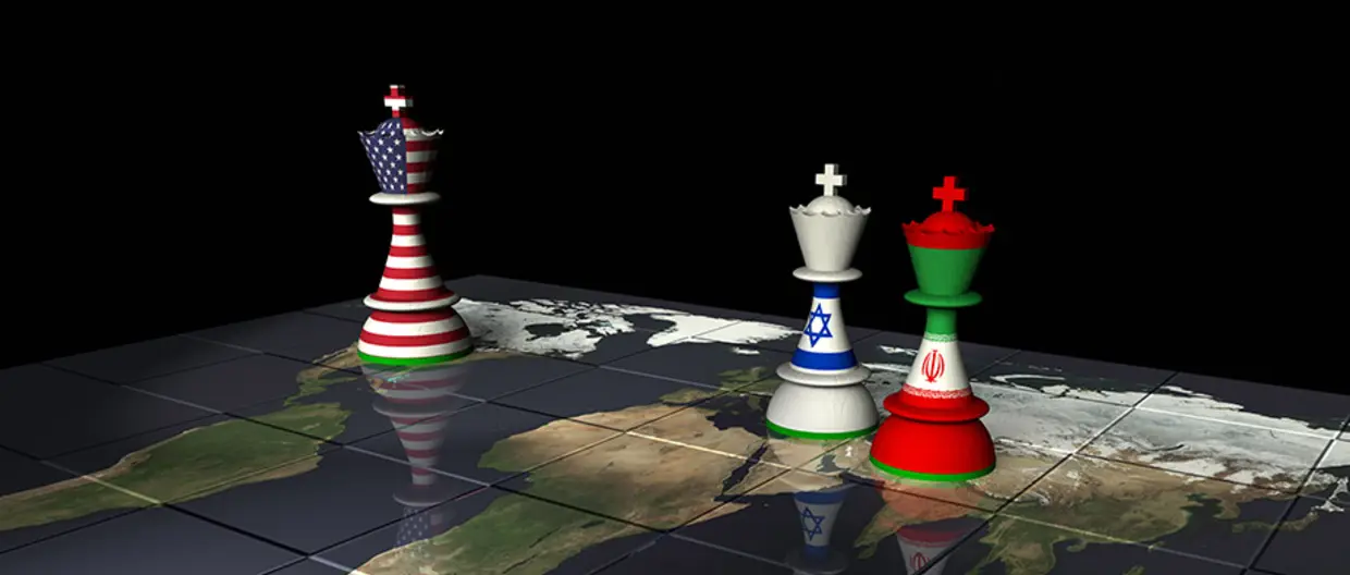Rendering di una scacchiera decorata con una mappa del mondo e con pezzi decorati con le bandiere americana, israeliana e iraniana.