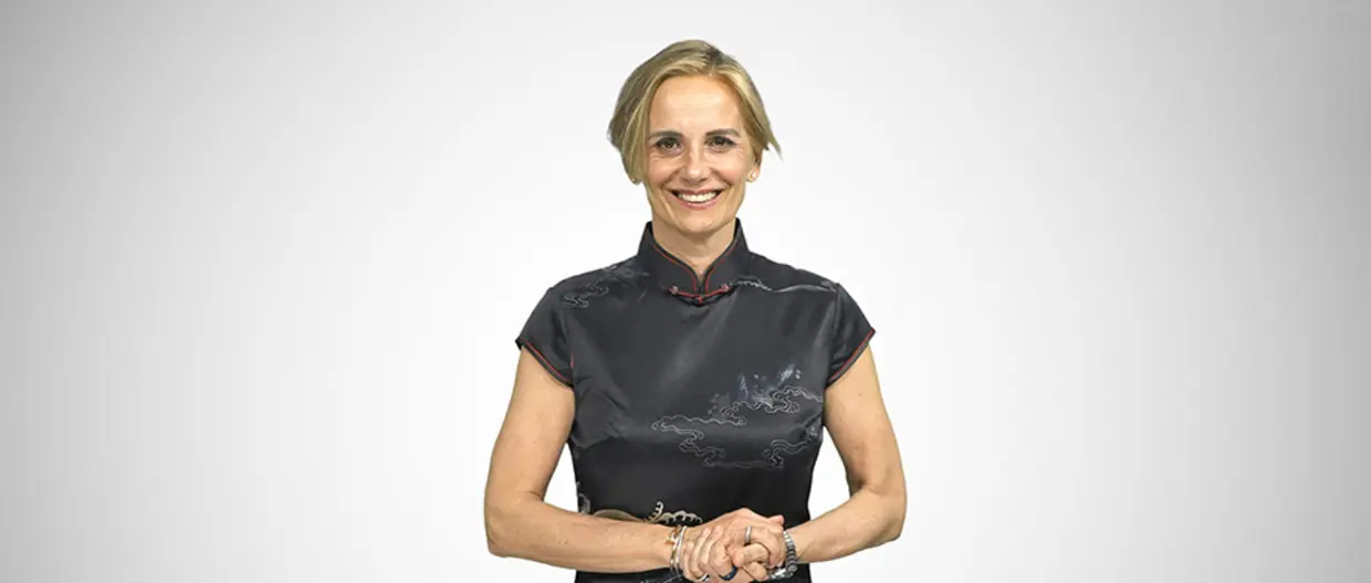Header Market review giugno 2025 immagine donna sorridente su sfondo grigio