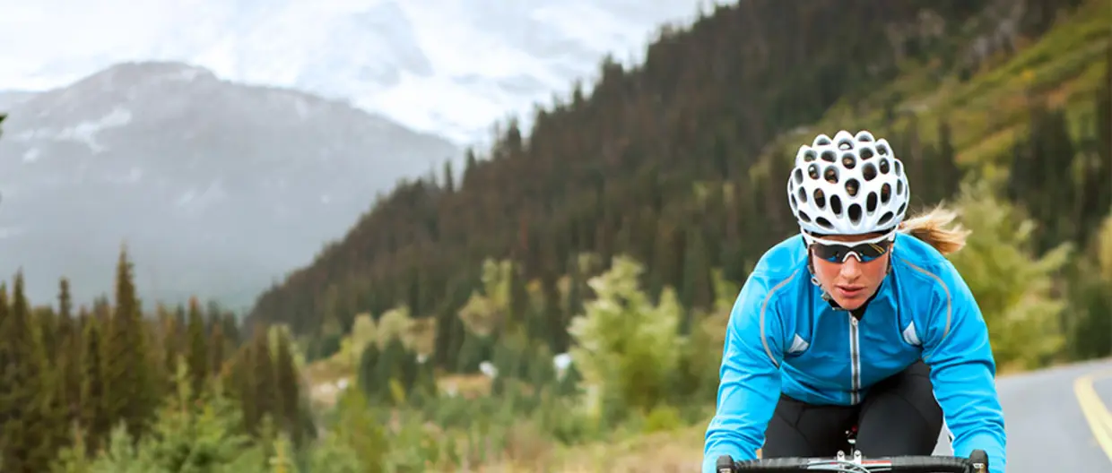 Outlook di metà 2026 - immagine di ciclista donna in una strada di montagna