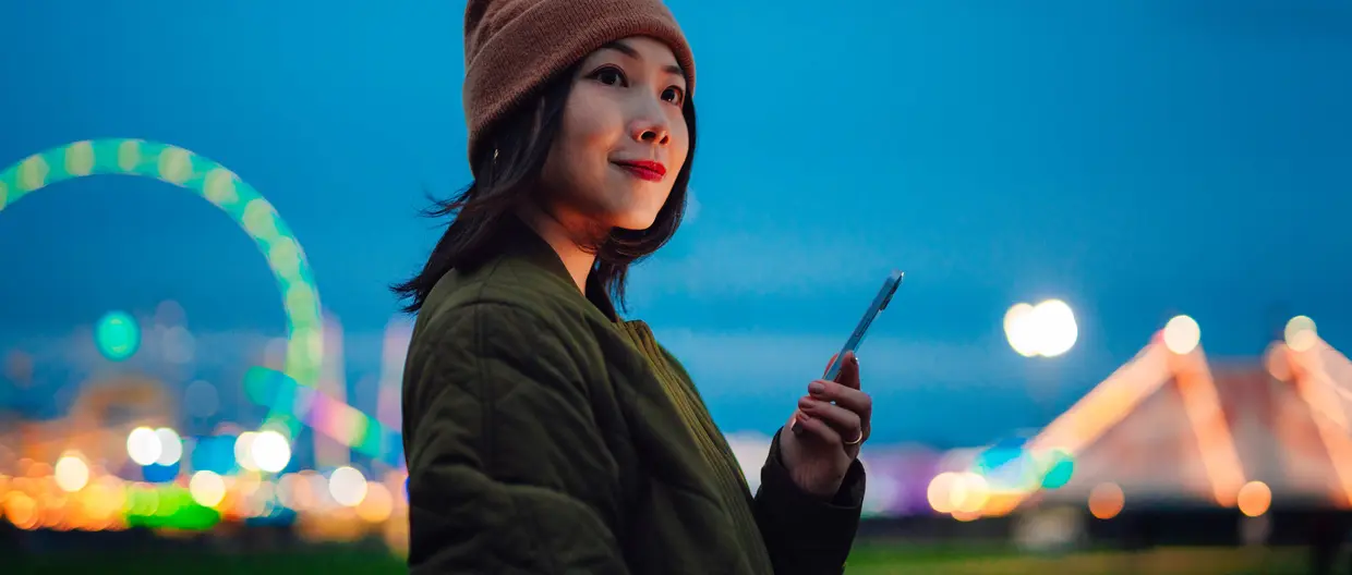 Junge lächelnde Frau mit Smartphone