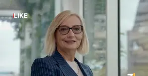 header puntata solditv di la7 con Cinzia Tagliabue. foto sorridente in posa