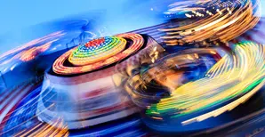 immagine con giostre che girano illuminate