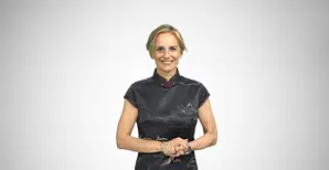 Header Market review giugno 2025 immagine donna sorridente su sfondo grigio