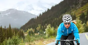 Outlook di metà 2026 - immagine di ciclista donna in una strada di montagna