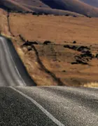outlook motociclista su una strada deserta