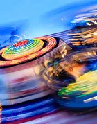 immagine con giostre che girano illuminate