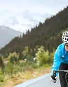 Outlook di metà 2026 - immagine di ciclista donna in una strada di montagna